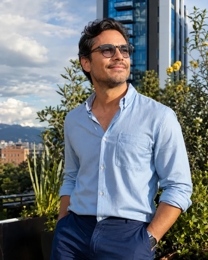 Persona con gafas en exteriores con luz natural